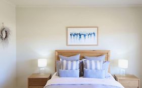 Iona Blue 2 Bedroom Townhouse 200M To Restaurants & Shops